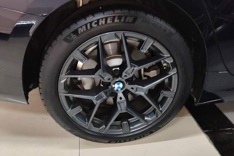 Used BMW 3 Series 2025 330Li M Sport Shadowline Package Right Rear Wheel Hub