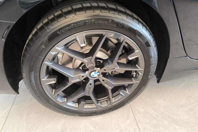 Used BMW 3 Series 2025 330Li M Sport Shadowline Package Right Rear Wheel Hub