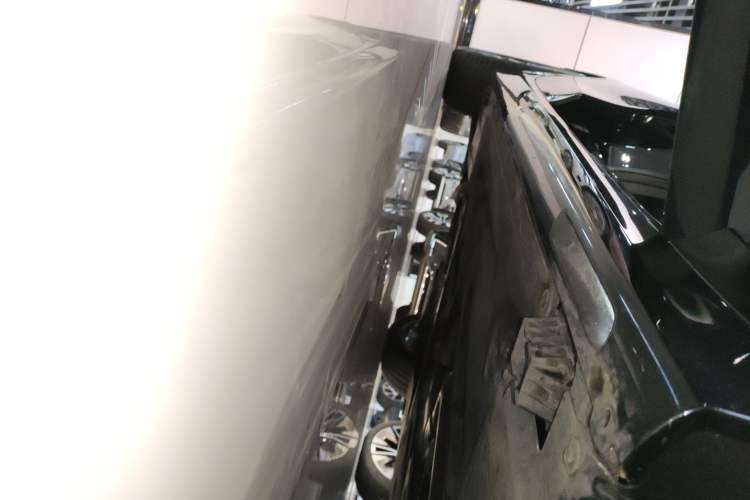 Used BMW 3 Series 2025 330Li M Sport Shadowline Package Right Side Sill