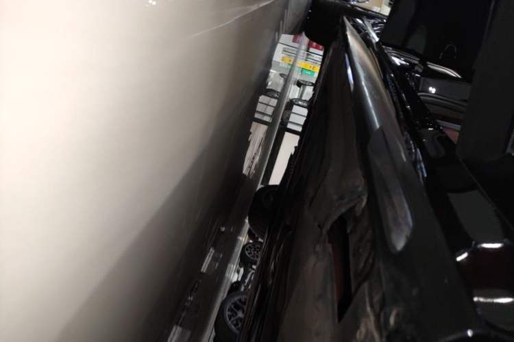Used BMW 3 Series 2025 330Li M Sport Shadowline Package Right Side Sill