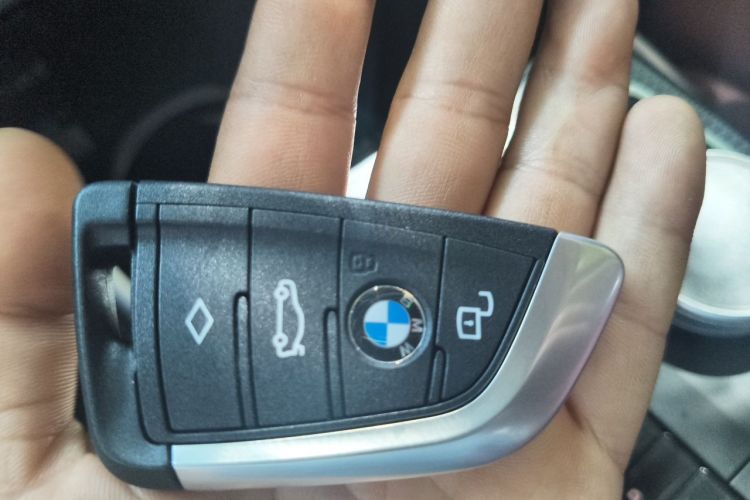Used BMW 3 Series 2025 330Li M Sport Shadowline Package Vehicle Key
