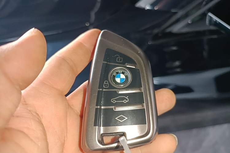 Used BMW 3 Series 2025 330Li M Sport Shadowline Package Vehicle Key