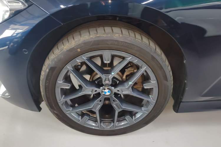 Used BMW 3 Series 2025 330Li M Sport Shadowline Package Left Front Wheel Hub