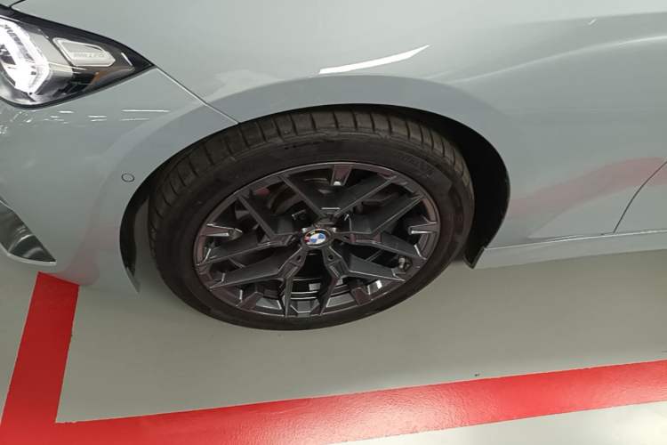 Used BMW 3 Series 2025 330Li M Sport Shadowline Package Left Front Wheel Hub