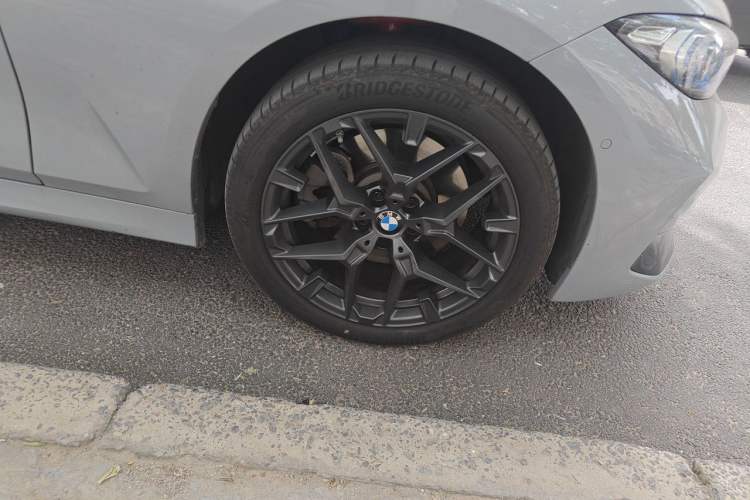 Used BMW 3 Series 2025 330Li Luxury Edition M Sport Night Edition Package Right Front Wheel Hub