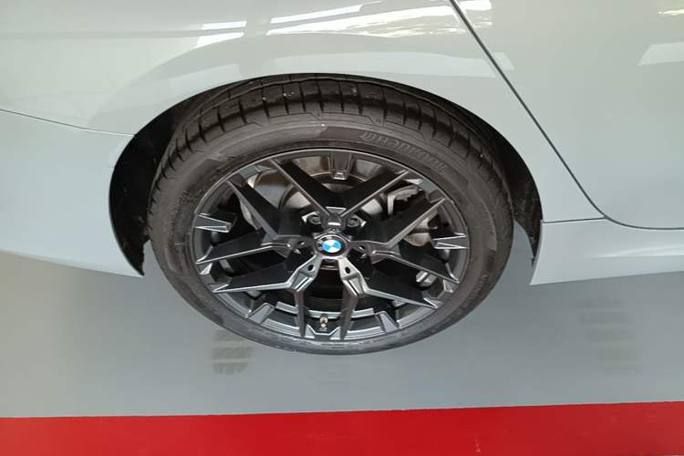 Used BMW 3 Series 2025 330Li M Sport Shadowline Package Right Rear Wheel Hub