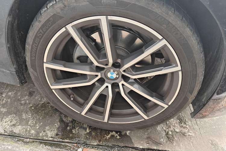 Used BMW 3 Series 2025 325i M Sport Package Right Front Wheel Hub
