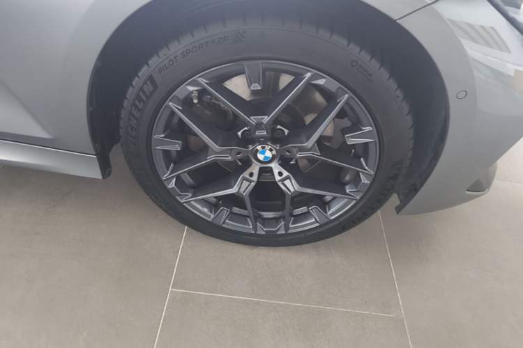 Used BMW 3 Series 2025 330Li M Sport Shadowline Package Right Front Wheel Hub