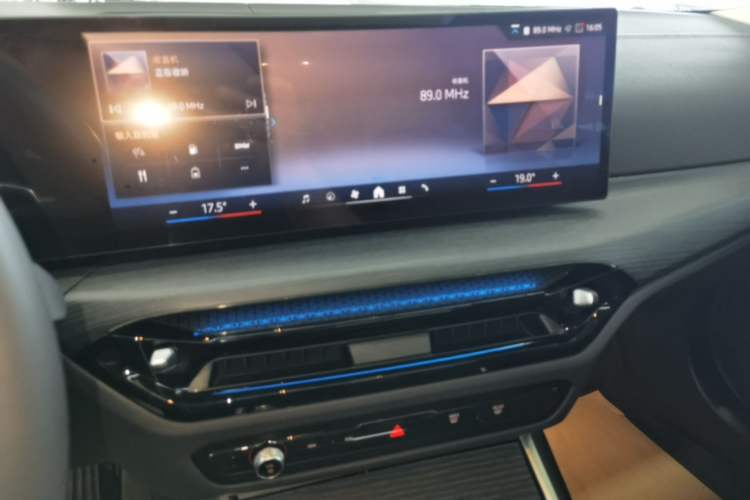 Used BMW 3 Series 2025 325Li M Sport Package Audio And AC Panel