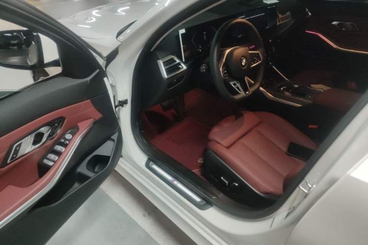 Used BMW 3 Series 2025 325i M Sport Package Driver Seat