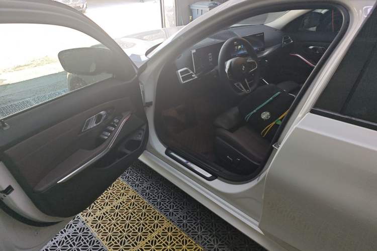 Used BMW 3 Series 2025 330Li M Sport Shadowline Package Driver Seat