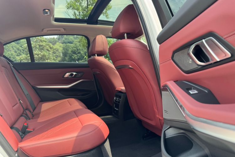 Used BMW 3 Series 2025 330Li M Sport Shadowline Package Interior 8