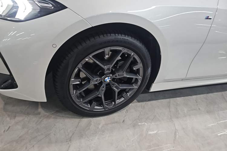 Used BMW 3 Series 2025 330Li M Sport Shadowline Package Left Front Wheel Hub