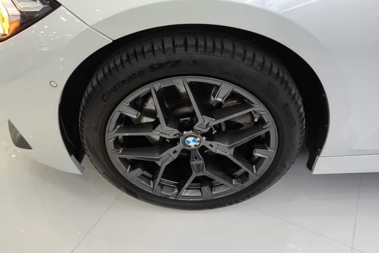 Used BMW 3 Series 2025 330Li M Sport Shadowline Package Left Front Wheel Hub