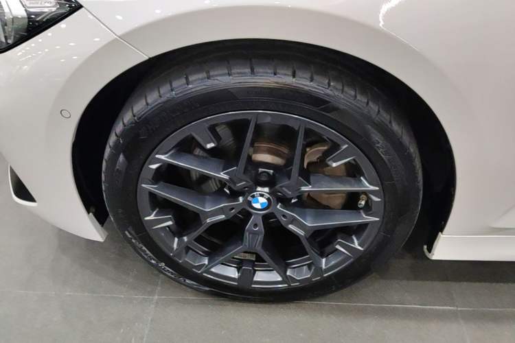 Used BMW 3 Series 2025 330Li M Sport Shadowline Package Left Front Wheel Hub