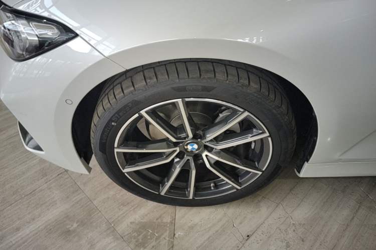 Used BMW 3 Series 2025 325i M Sport Package Left Front Wheel Hub