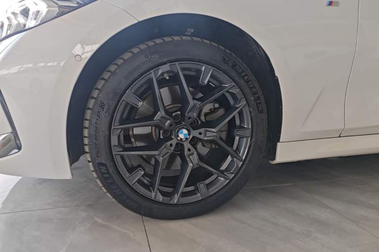 Used BMW 3 Series 2025 330Li M Sport Shadowline Package Left Front Wheel Hub