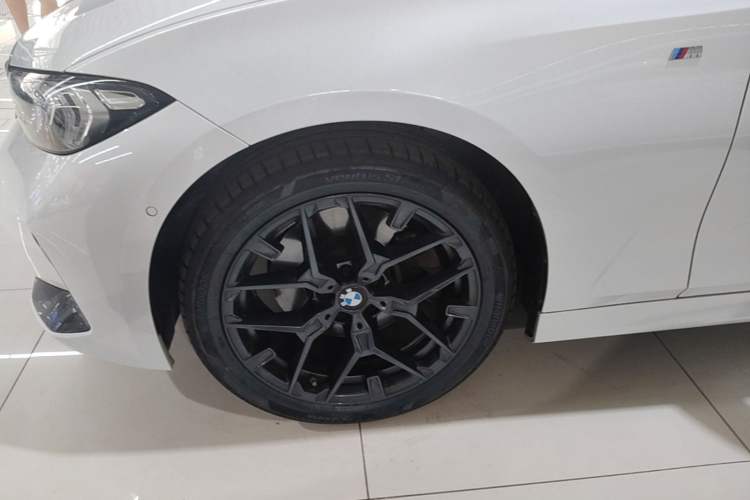 Used BMW 3 Series 2025 330Li M Sport Shadowline Package Left Front Wheel Hub
