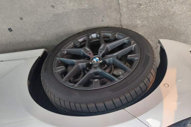 Used BMW 3 Series 2025 330Li M Sport Shadowline Package Left Front Wheel Hub