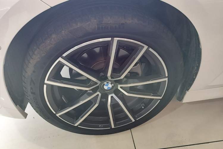Used BMW 3 Series 2025 325i M Sport Package Left Front Wheel Hub