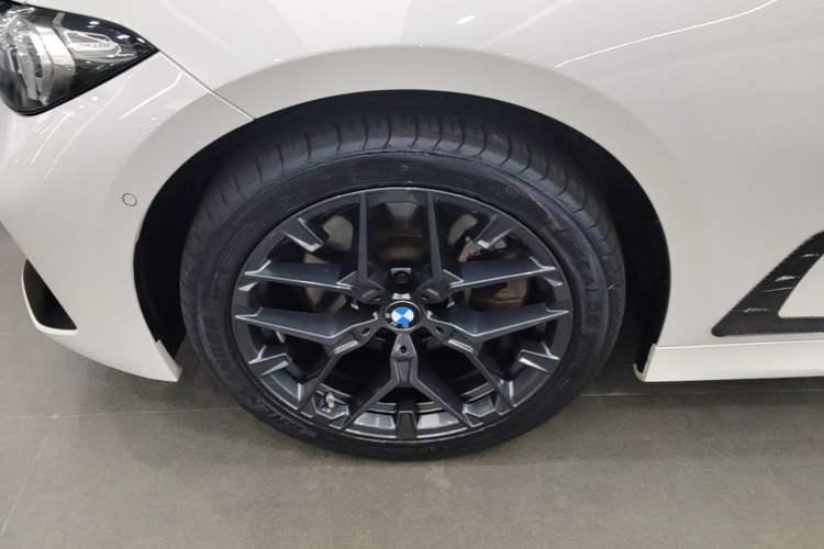 Used BMW 3 Series 2025 330Li M Sport Shadowline Package Left Front Wheel Hub