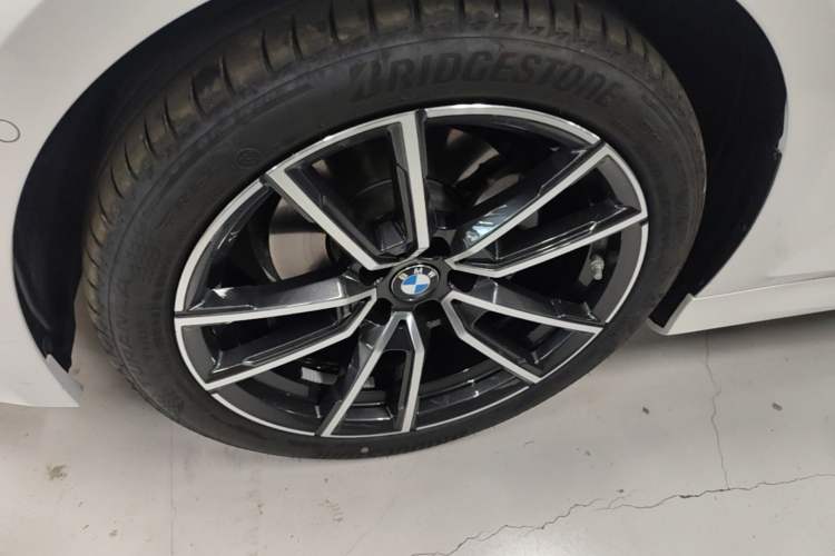 Used BMW 3 Series 2025 325i M Sport Package Left Front Wheel Hub