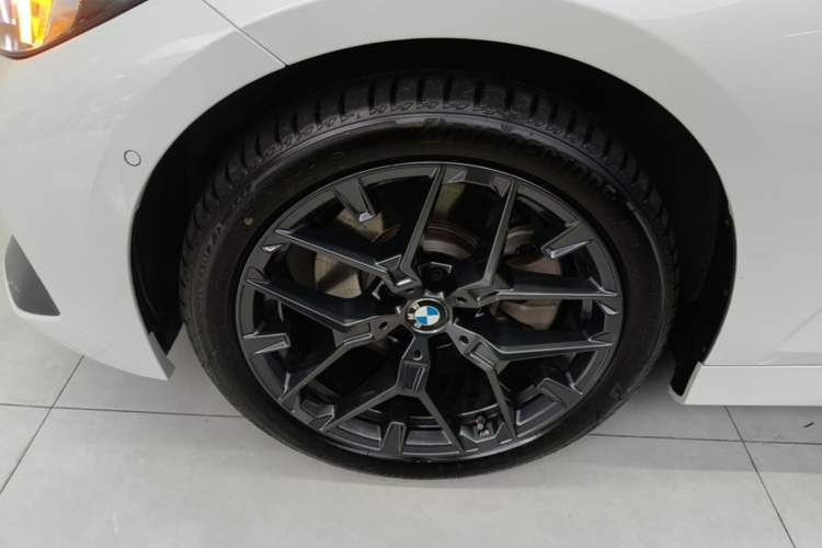 Used BMW 3 Series 2025 330Li M Sport Shadowline Package Left Front Wheel Hub