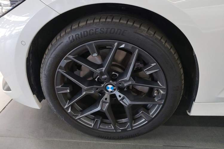 Used BMW 3 Series 2025 330Li M Sport Shadowline Package Left Front Wheel Hub