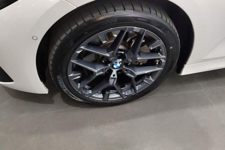 Used BMW 3 Series 2025 330Li M Sport Shadowline Package Left Front Wheel Hub