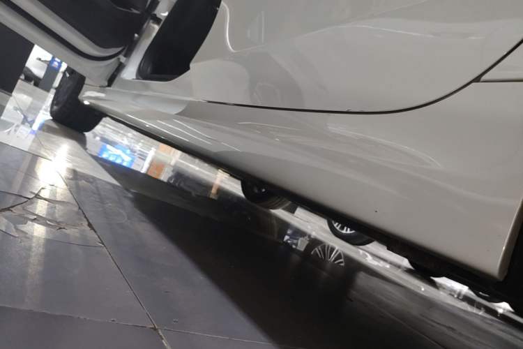 Used BMW 3 Series 2025 330Li M Sport Shadowline Package Left Side Sill
