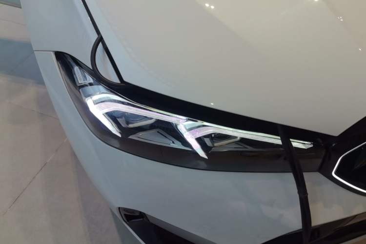 Used BMW 3 Series 2025 330Li M Sport Shadowline Package Right Front Headlight