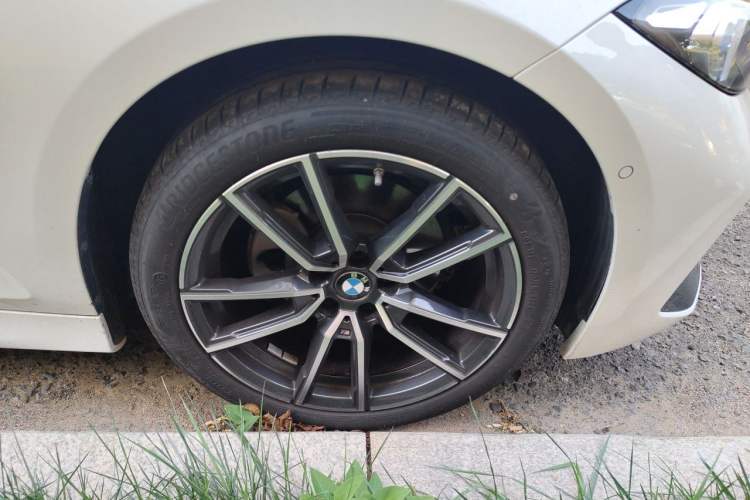 Used BMW 3 Series 2025 325Li M Sport Package Right Front Wheel Hub