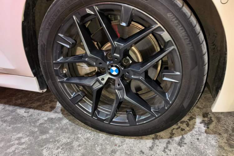 Used BMW 3 Series 2025 330Li M Sport Shadowline Package Right Front Wheel Hub