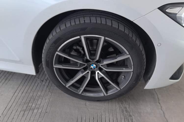 Used BMW 3 Series 2025 325Li M Sport Package Right Front Wheel Hub