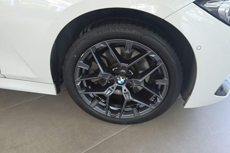 Used BMW 3 Series 2025 330Li M Sport Shadowline Package Right Front Wheel Hub