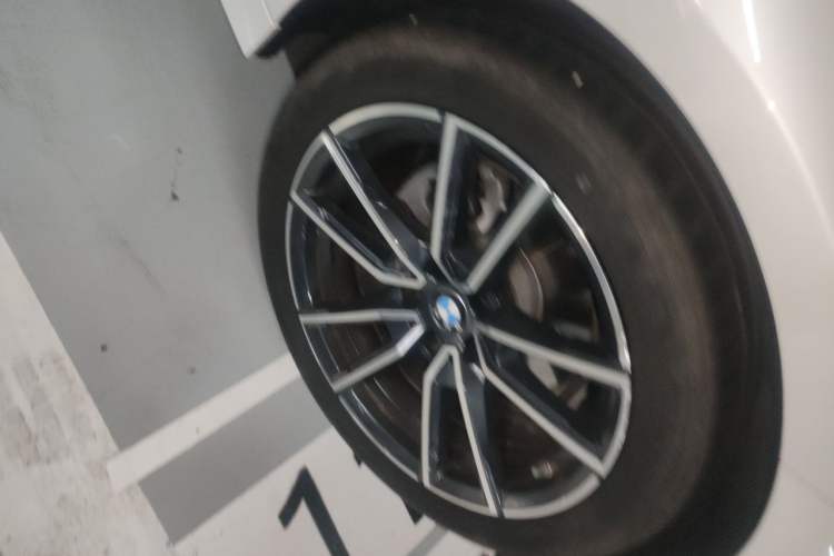 Used BMW 3 Series 2025 325i M Sport Package Right Front Wheel Hub