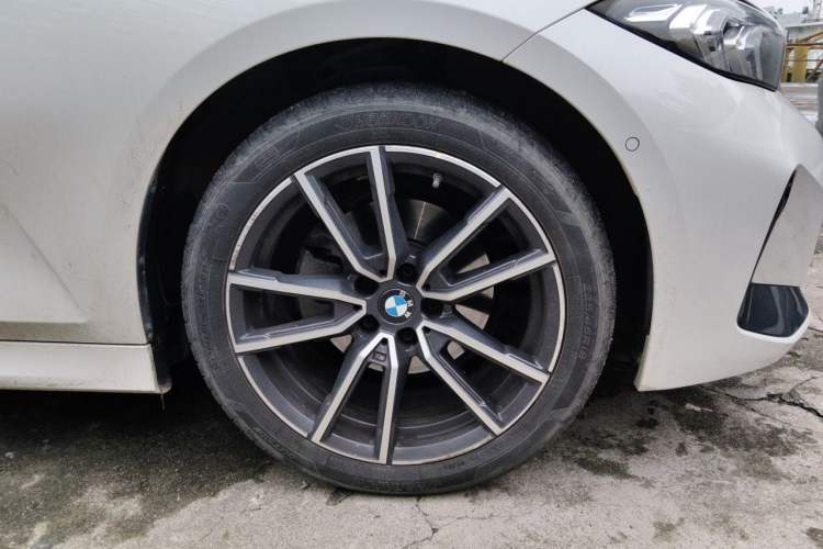 Used BMW 3 Series 2025 325Li M Sport Package Right Front Wheel Hub