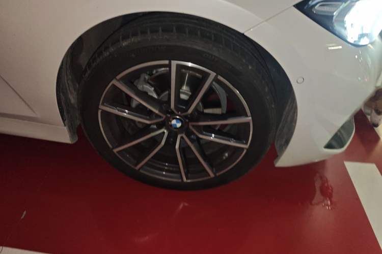 Used BMW 3 Series 2025 325i M Sport Package Right Front Wheel Hub