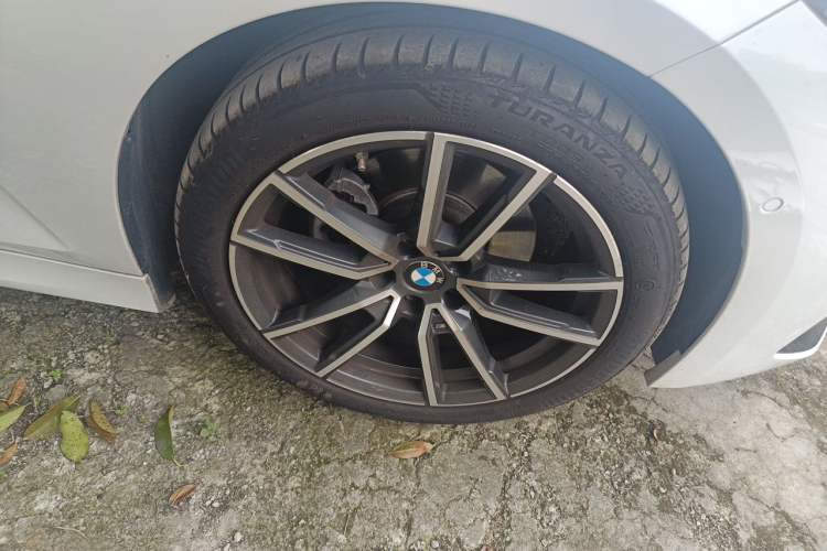 Used BMW 3 Series 2025 325i M Sport Package Right Front Wheel Hub