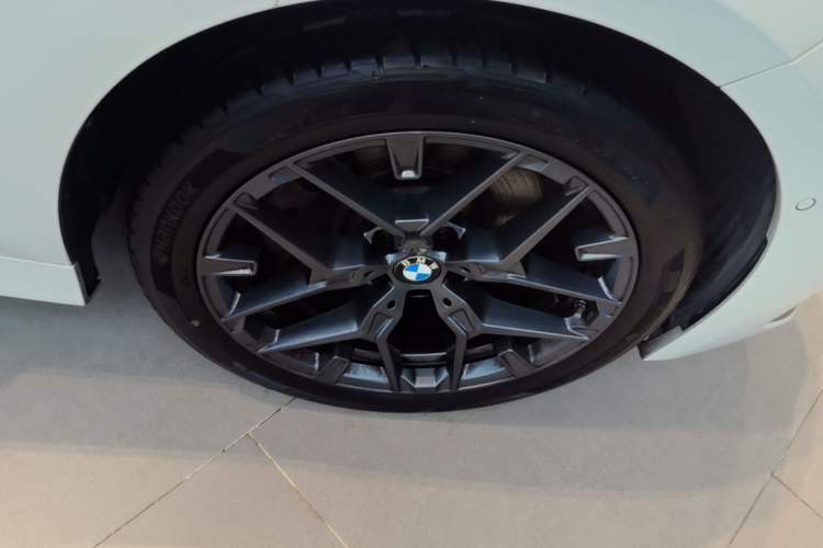 Used BMW 3 Series 2025 330Li M Sport Shadowline Package Right Front Wheel Hub