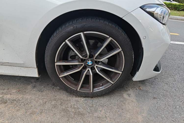 Used BMW 3 Series 2025 325Li M Sport Package Right Front Wheel Hub