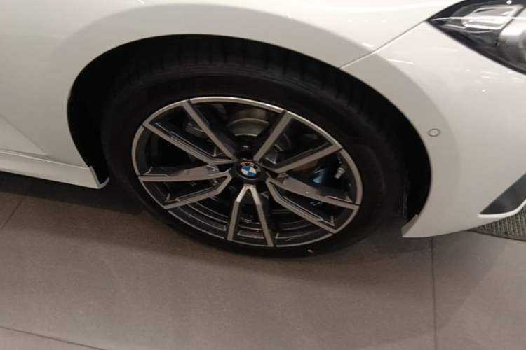 Used BMW 3 Series 2025 325Li M Sport Package Right Front Wheel Hub