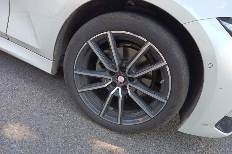 Used BMW 3 Series 2025 325Li M Sport Package Right Front Wheel Hub