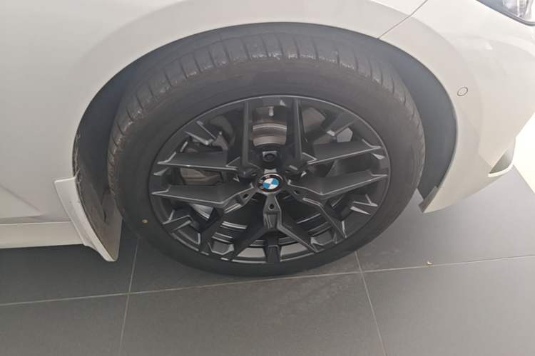 Used BMW 3 Series 2025 330Li M Sport Shadowline Package Right Front Wheel Hub
