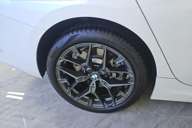 Used BMW 3 Series 2025 330Li M Sport Shadowline Package Right Rear Wheel Hub