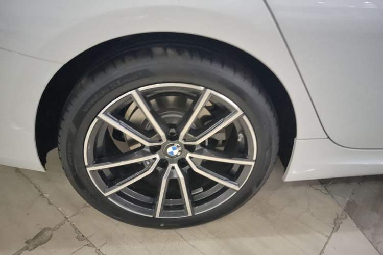 Used BMW 3 Series 2025 325i M Sport Package Right Rear Wheel Hub
