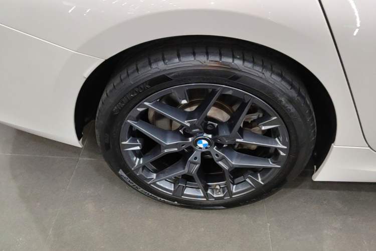 Used BMW 3 Series 2025 330Li M Sport Shadowline Package Right Rear Wheel Hub