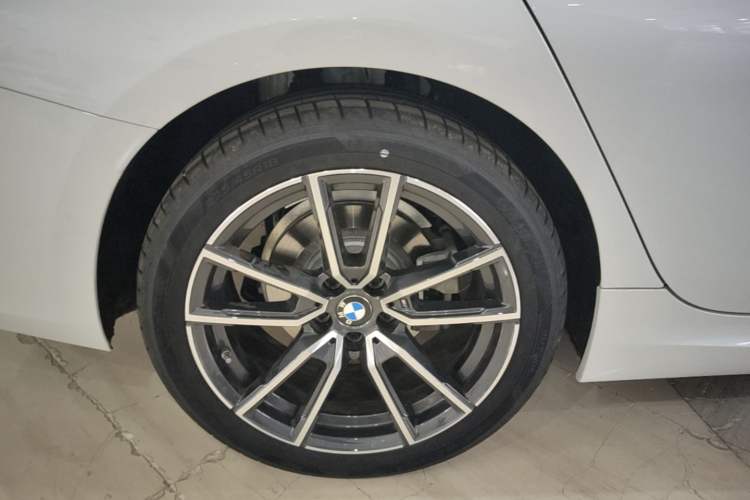 Used BMW 3 Series 2025 325i M Sport Package Right Rear Wheel Hub