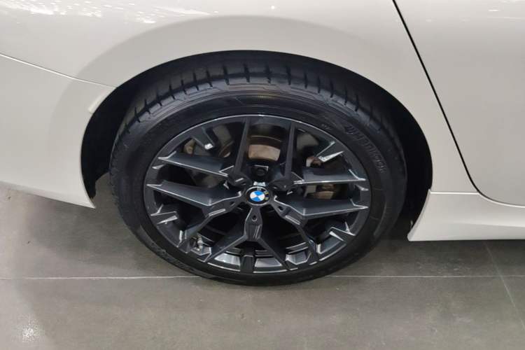 Used BMW 3 Series 2025 330Li M Sport Shadowline Package Right Rear Wheel Hub