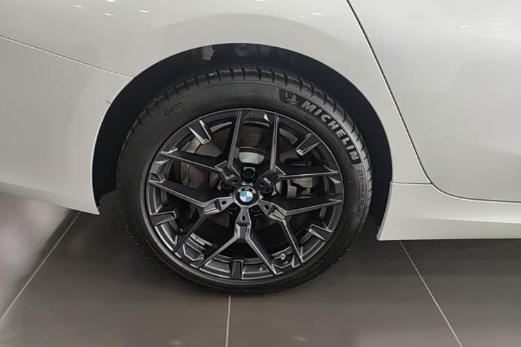 Used BMW 3 Series 2025 330Li M Sport Shadowline Package Right Rear Wheel Hub